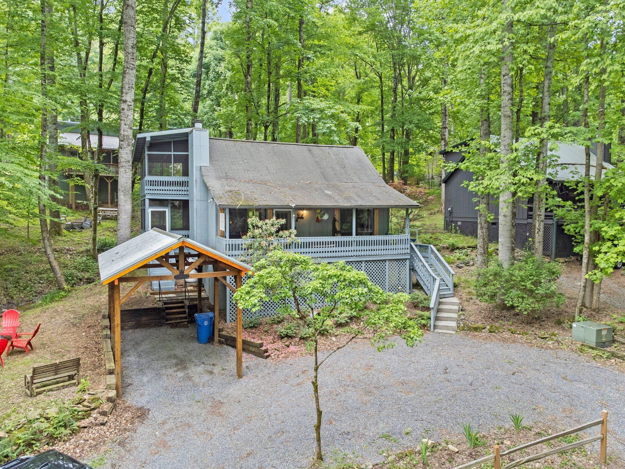 Creekside Cabin close to town - Covered porch, electric fireplace & fire pit 