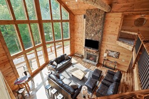 Smart TV, caminetto, libri