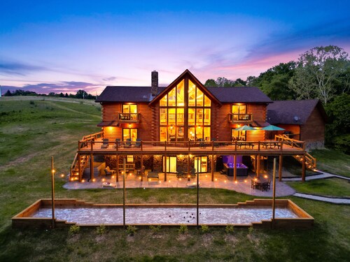 Golden Acres Lodge - 40 acres, trails, theater, pond, bocce, hot tub, starlink