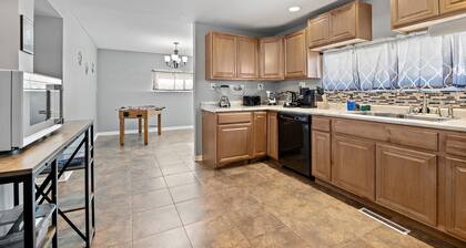 3bd/1.5bath entire home/Game room/Office/extended stays/FREE Wifi & Parking