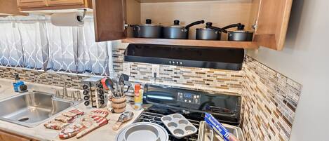 Réfrigérateur, micro-ondes, four, plaque de cuisson