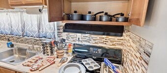 3bd/1.5bath entire home/Game room/Office/extended stays/FREE Wifi & Parking