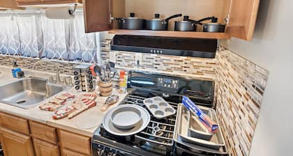 3bd/1.5bath entire home/Game room/Office/extended stays/FREE Wifi & Parking