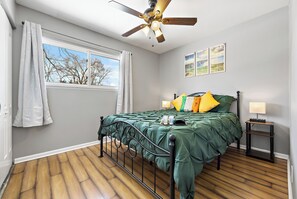 3 habitaciones, escritorio, tabla de planchar con plancha y wifi gratis 