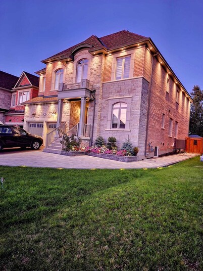 Adorable 2 bedrooms, 2 washrooms, 2 parking spots apartment