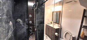 تجهيزات دش، مجففات شعر، مناشف، صابون