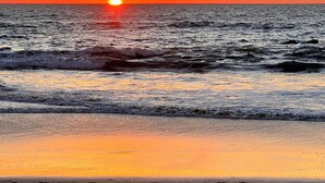 A beach with waves and a sunset. - Your Own Private Rooftop Paradise — Hammocks, Ocean Views & Steps from the Beach (Playa Los Cerritos)