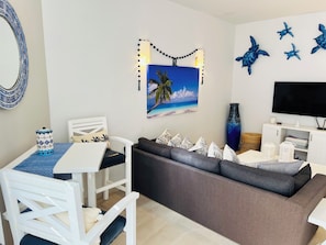 TV connectée, livres, chaîne hi-fi, écrans d'ordinateur