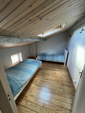 4 bedrooms, free WiFi, bed sheets - Top floor townhouse with hot tub (Mazamet)