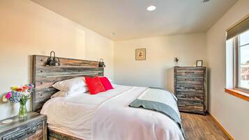 3 bedrooms, desk, iron/ironing board, travel crib