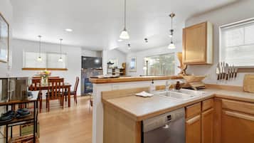Coffee/tea maker, fridge, microwave, stovetop