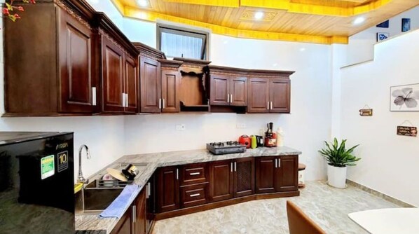 Refrigerador, microondas, parrilla de estufa y lavavajillas 