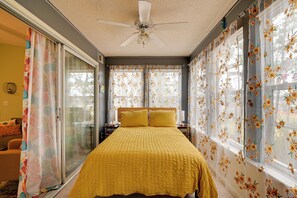 3 bedrooms, iron/ironing board, free Internet, bed sheets - 2 Mi to Surfside Beach! Myrtle Beach Condo (Myrtle Beach)