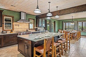 Fridge, microwave, oven, stovetop - Sleeps 18 Views 2 HotTubs Family Reunion Retreat (Gatlinburg)