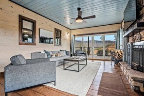 TV, fireplace, offices - Sleeps 18 Views 2 HotTubs Family Reunion Retreat (Gatlinburg)