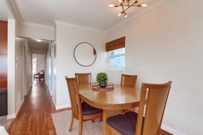Dining - Ocean view! Walk to Sunset Cliffs - Surf - Beach! (San Diego)