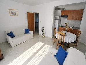 TV - Apartments Anamarija - One Bedroom Apartment with Balcony - 2 (Privlaka)