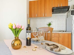 Kühlschrank, Mikrowelle, Herdplatte, Kochgeschirr/Geschirr/Besteck