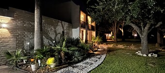 PERFECT HOME - 2 lg bedrooms, huge kitchen/living/dining/gardens/yard/hot-tub...