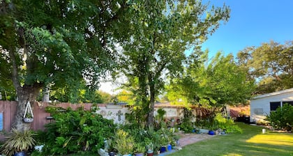 PERFECT HOME - 2 lg bedrooms, huge kitchen/living/dining/gardens/yard/hot-tub...