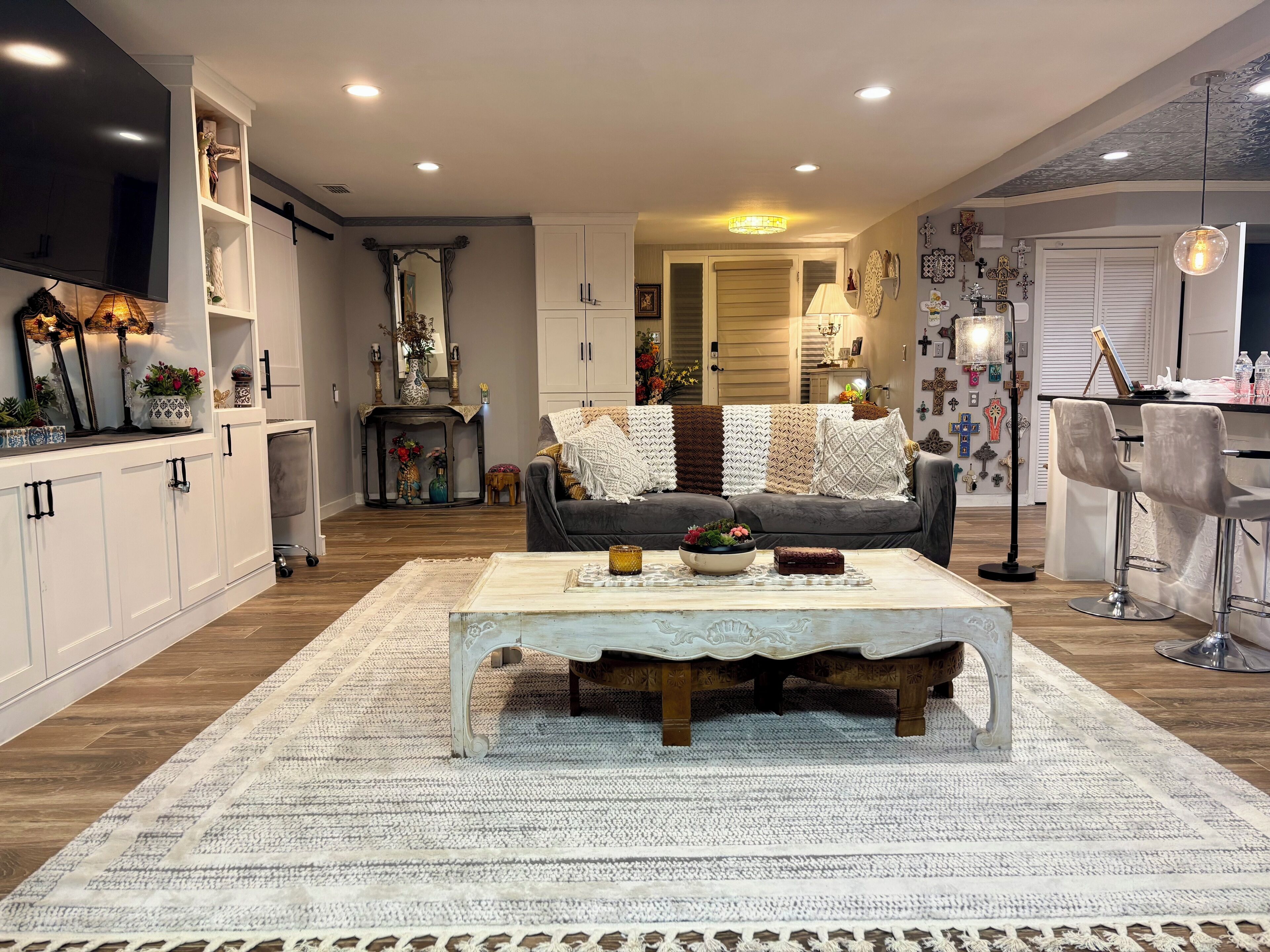 Televisor intel·ligent, reproductor de DVD i futbolí 