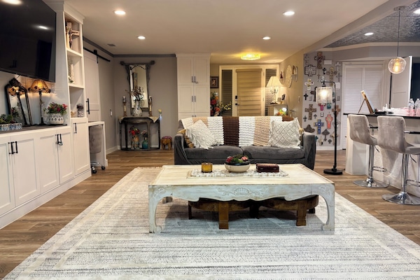 Televisor intel·ligent, reproductor de DVD i futbolí