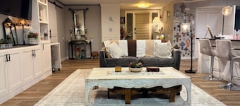 PERFECT HOME - 2 lg bedrooms, huge kitchen/living/dining/gardens/yard/hot-tub...