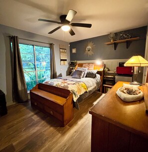 2 bedrooms, in-room safe, desk, iron/ironing board