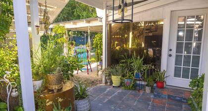 Gorgeous Home - Garden and Bird Paradise Retreat