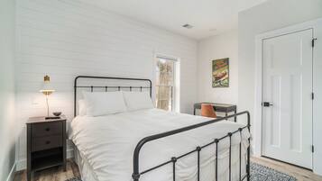 1 bedroom, desk, free WiFi, bed sheets