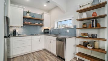 Fridge, microwave, stovetop, dishwasher