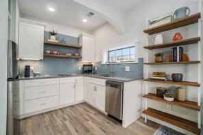 Kühlschrank, Mikrowelle, Herdplatte, Geschirrspüler