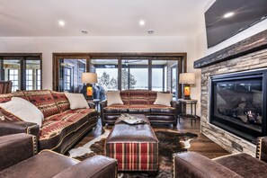 Fernseher, Kamin, Tischtennisplatte