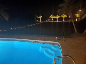 Outdoor pool - Newly renovated cozy and spacious beach house with breathtaking ocean front  (Big Pine Key)