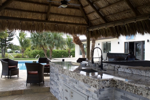 Newly renovated cozy and spacious beach house with breathtaking ocean front 