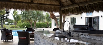 Newly renovated cozy and spacious beach house with breathtaking ocean front 