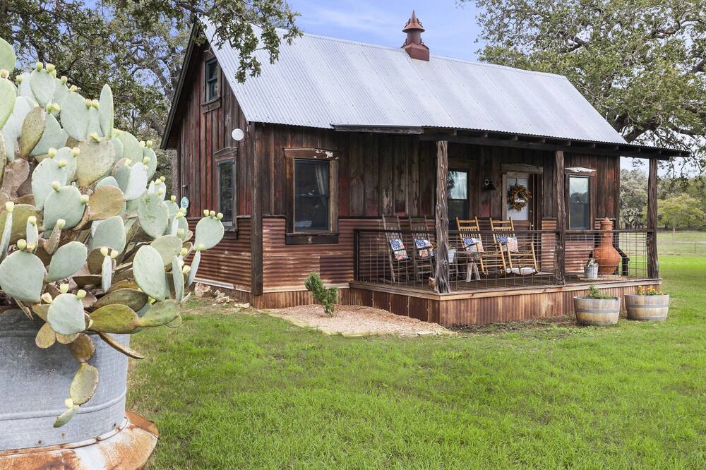 Cabins Out Back - Roost. A Quiet Get-A-Way In The Texas Hill Country
