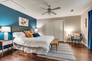 1 Schlafzimmer, Zimmersafe, Schreibtisch, Bügeleisen/Bügelbrett