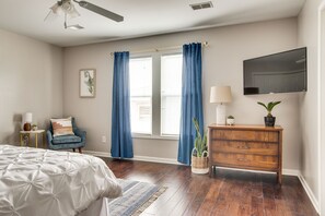 1 camera, una cassaforte in camera, una scrivania, ferro/asse da stiro