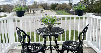 Lovely Bellaire home across from park with beach, walk to Shorts, spa, fun games