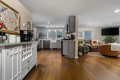 Lovely Bellaire home across from park with beach, walk to Shorts, spa, fun games