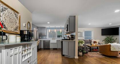 Lovely Bellaire home across from park with beach, walk to Shorts, spa, fun games