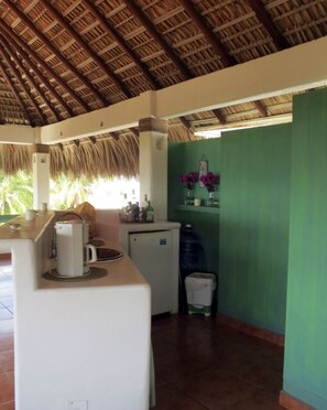 Kjøleskap, ovn, kokeplater og kaffetrakter/tekoker