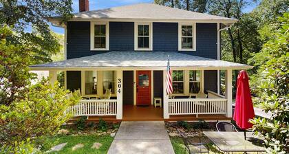 Spacious dog-friendly Montreat cottage with firepit, mountain views, & patio