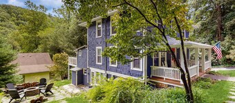 Spacious dog-friendly Montreat cottage with firepit, mountain views, & patio