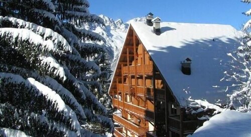 Ski in Ski Out Luxury Apartment with South West Facing Balcony!