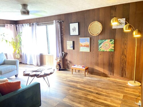 Laidback Island Living Close to Beach & Shopping