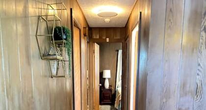 Laidback Island Living Close to Beach & Shopping