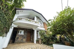 Exterior - Big Cozy House & Private Pool in Tagaytay (10+pax) (Tagaytay)