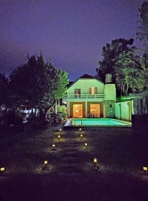 Exterior - Big Cozy House & Private Pool in Tagaytay (10+pax) (Tagaytay)